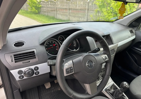 Opel Astra cena 11900 przebieg: 165000, rok produkcji 2005 z Sochaczew małe 436